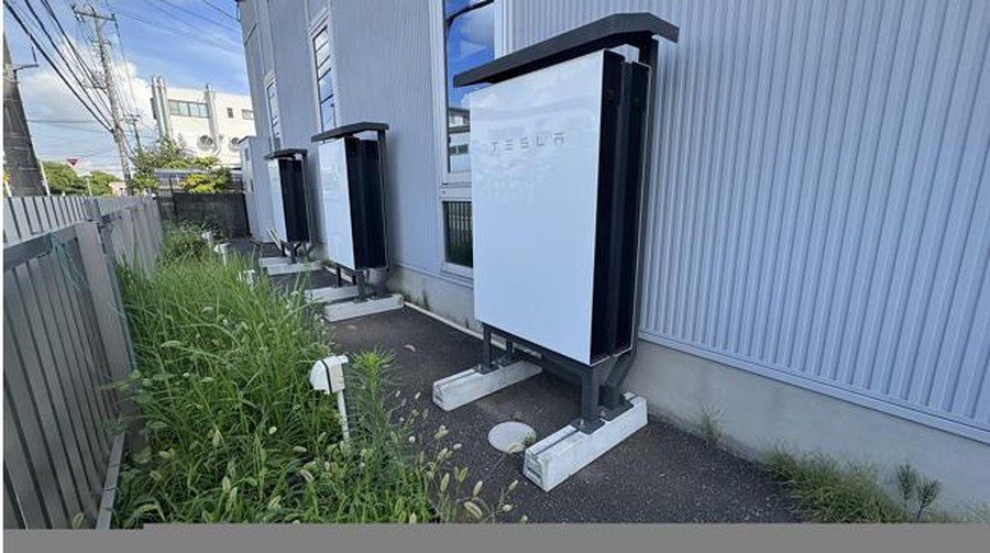 本社に設置したTesla Powerwall（大容量蓄電池）