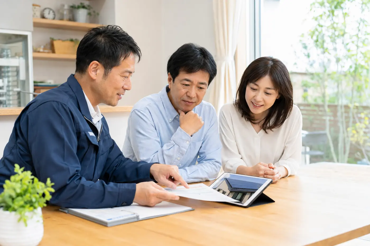 電気の使い方を見ながら相談するイメージ