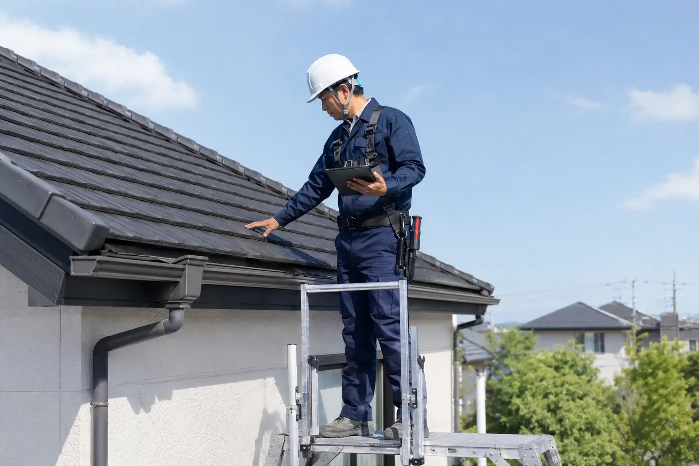 太陽光を設置する前に住宅屋根を確認するイメージ